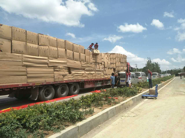 鴻業(yè)家具集團出貨車